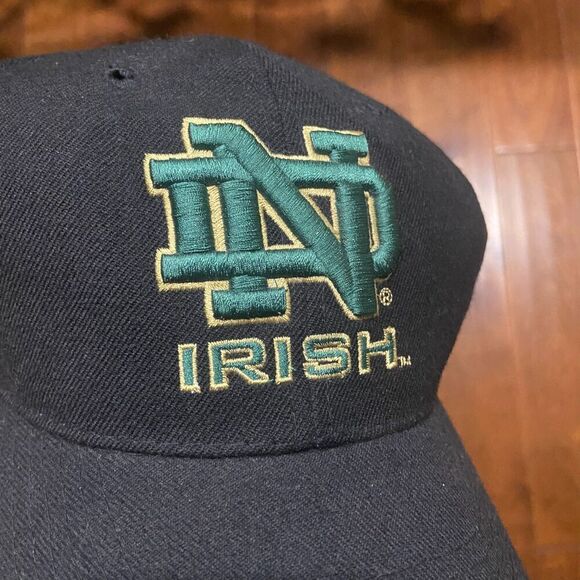 Lids Zephyr Notre Dame NCAA Embroidered Fitted Cap Black Green Men's 7 3/8 - Picture 2 of 7